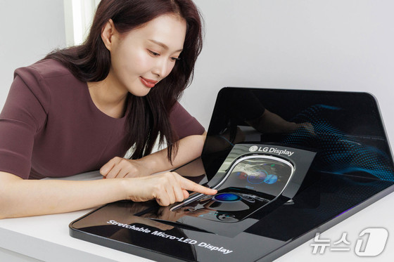 An LG Display executive introduced stretchable displays at the K-Display 2025 exhibition held at the COEX Convention & Exhibition Center in Seoul on Thursday / Provided by LG Display