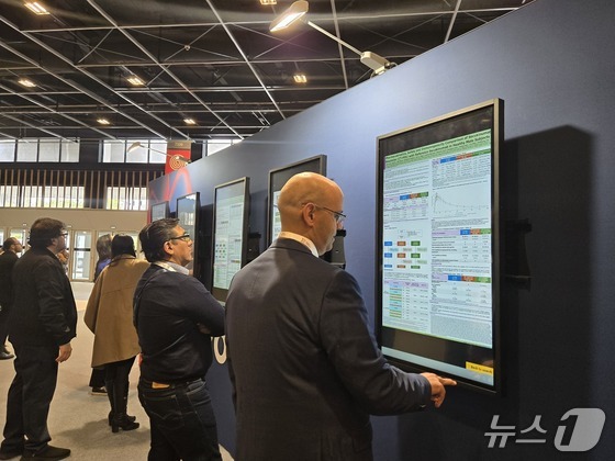 EADV attendees peruse Celltrion\'s disclosures in the e-poster reveal area / News1
