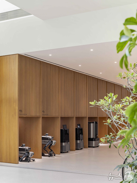 Robot-Only Waiting Area: Robot Station (from left: SPOT, DAL-e Delivery, and DAL-e Gardener) / Provided by Hyundai Motor Group