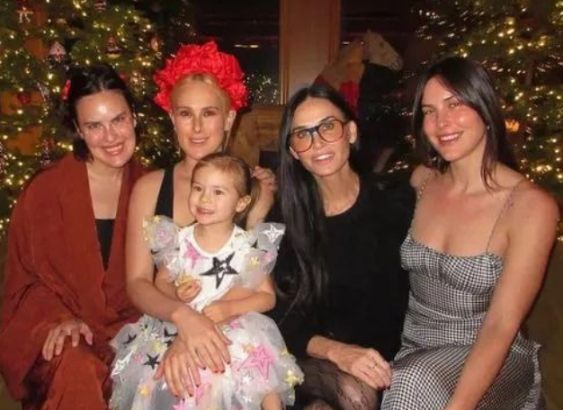 In a holiday family gathering / Credit: Instagram