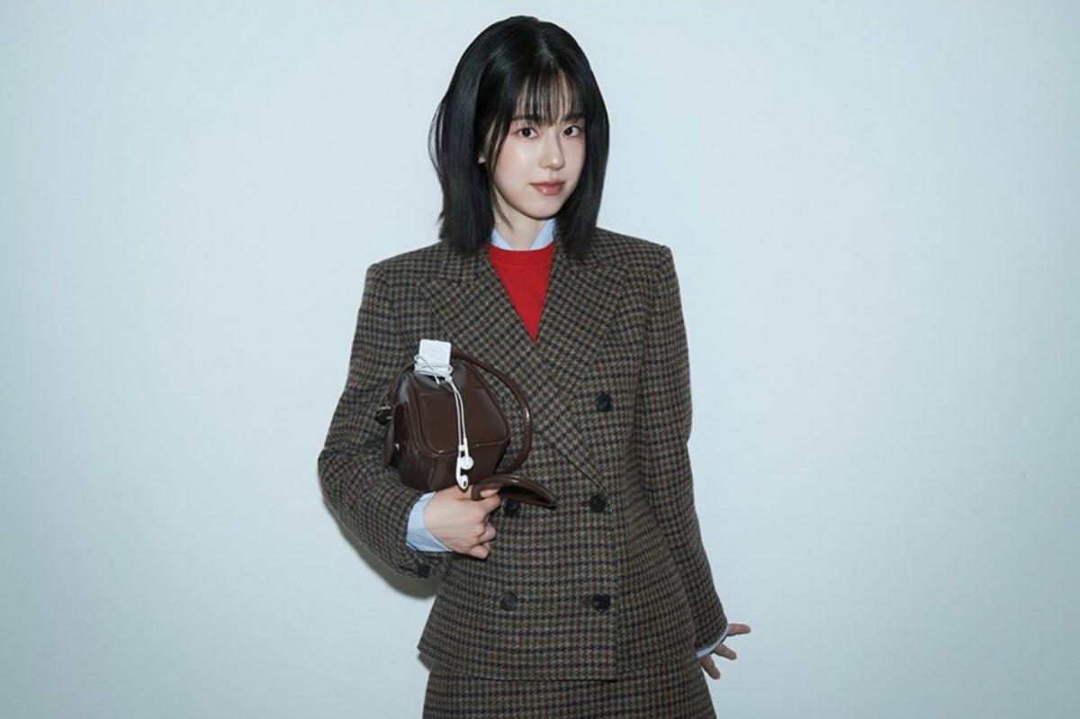 '학폭 논란' 박혜수, 연이은 게시물 업로드...연예계 '활동 재개' 신호탄... - 뉴스 썸네일 이미지