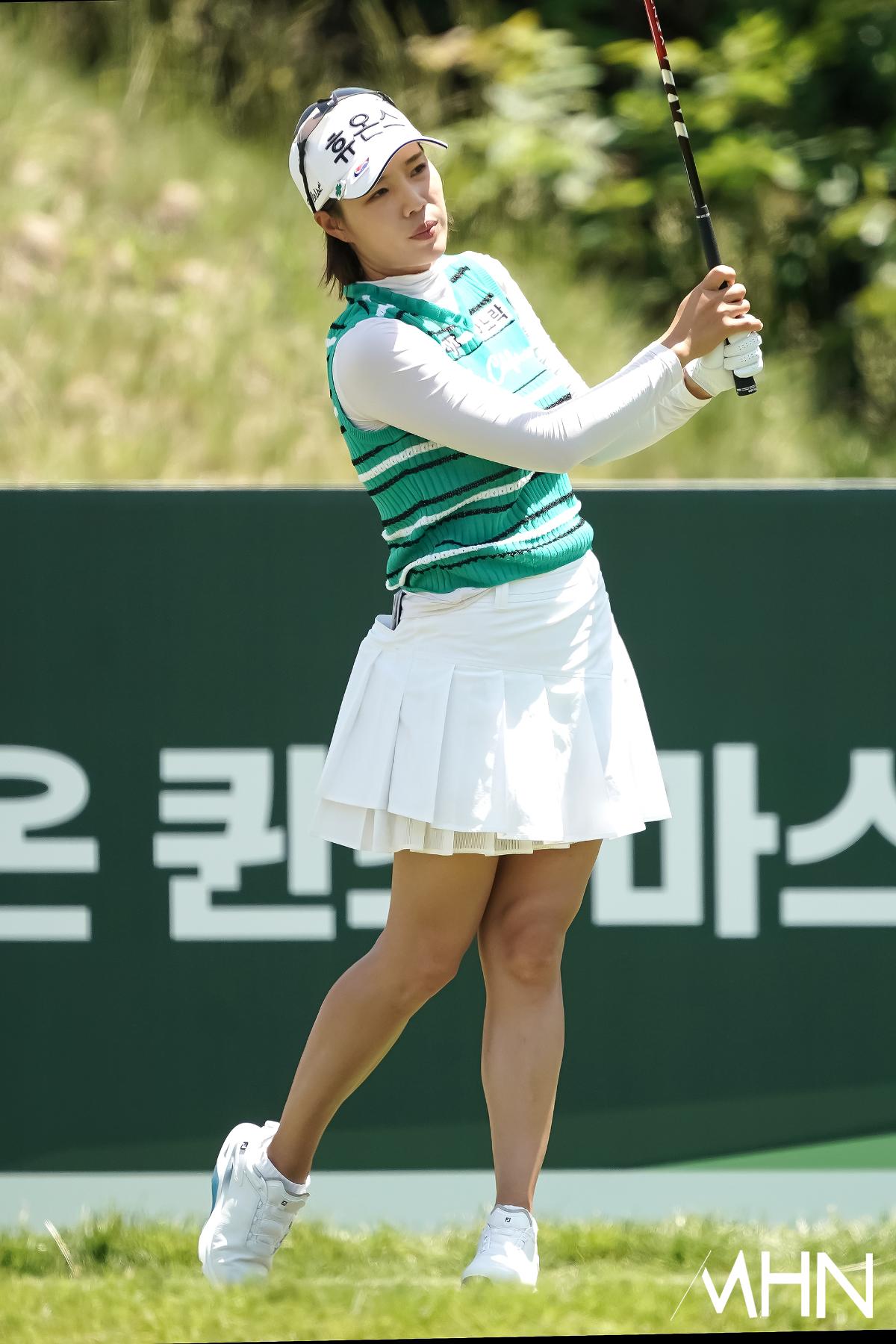 [mhn포토] 최민경, 이미지 스윙으로 스윙 점검 - 뉴스 썸네일 이미지