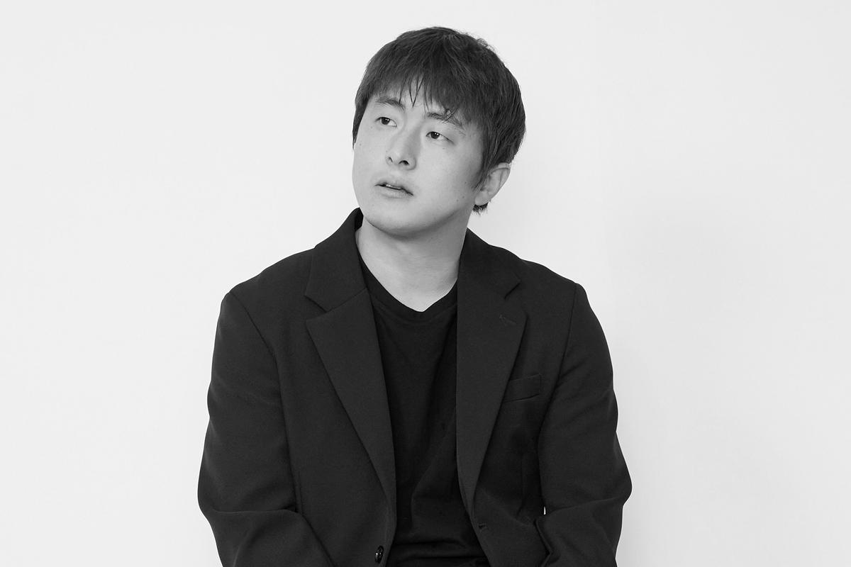 검은 슈트를 입은 기안84 흑백 인물 화보