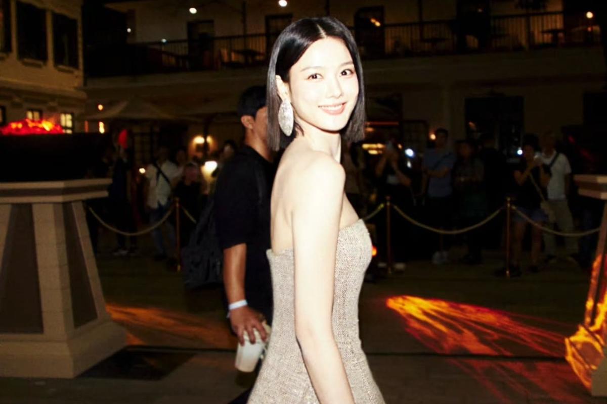 香港の夜の会場で、ゴールドのオフショルダードレス姿を見せるキム・ユジョン
