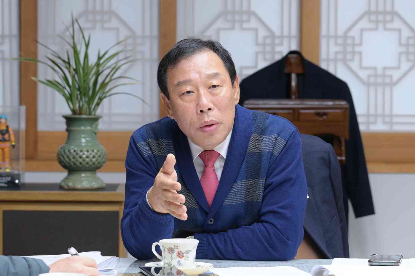  최민호 세종시장(오른쪽)이 28일 시장 집무실에서 뉴스1과 인터뷰를 하고 있다. / 뉴스1