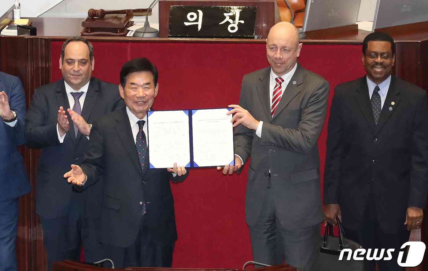 김진표 국회의장이 3일 서울 여의도 국회에서 열린 제405회 국회(임시회) 제1차 본회의에서 2030 부산세계박람회의 성공적 유치 및 개최를 위한 결의안을 국제박람회기구 실사단장인 파트릭 슈페히트 행정예산위원장에게 전달하고 있다. 2023.4.3/뉴스1 © News1 임세영 기자