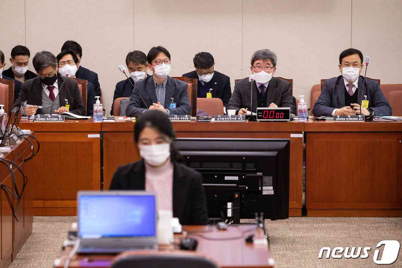 26일 서울 여의도 국회 산업통상자원중소벤처기업위원회에서 고준위 방사성폐기물 관리에 관한 특별법안 등 3건의 법안에 대한 공청회가 열리고 있다. 산자위는 이날 공청회에 출석한 문주현 단국대 에너지공학과 교수, 이상홍 경주환경운동연합 사무국장, 이정윤 원자력안전과미래 대표, 정재학 경희대 원자력공학과 교수의 고준위 방사성 폐기물 관리 등에 대한 의견을 청취했다. 2023.1.26/뉴스1 © News1 유승관 기자