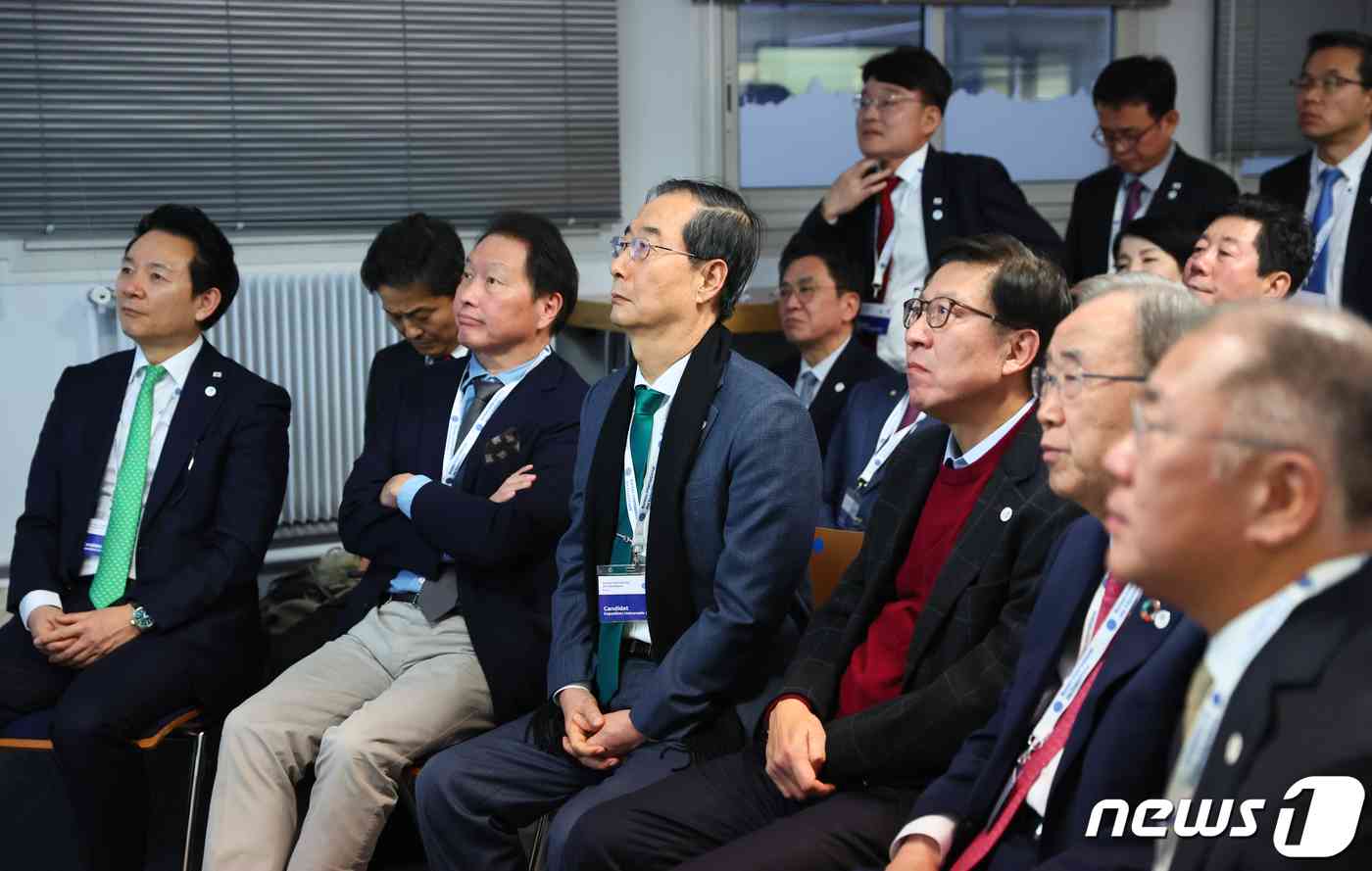 정의선 현대차그룹 회장(오른쪽부터), 반기문 전 유엔 사무총장, 박형준 부산시장, 한덕수 국무총리, 최태원 대한상의 회장, 장성민 대통령실 미래전략기획관 등 참석한 대표단이 28일 오후(현지시간) 국제박람회기구(BIE) 제173차 총회가 열리고 있는 프랑스 파리 남부 외곽의 ‘르 팔레 데 콩크레 디시(Le Palais des Congrés d’Issy)’에서 2030 세계 엑스포 개최지 선정 투표 결과 부산이 탈락하자 아쉬운 표정을 짓고 있다. (국무총리실 제공) 2023.11.29/뉴스1 © News1 이준성 기자