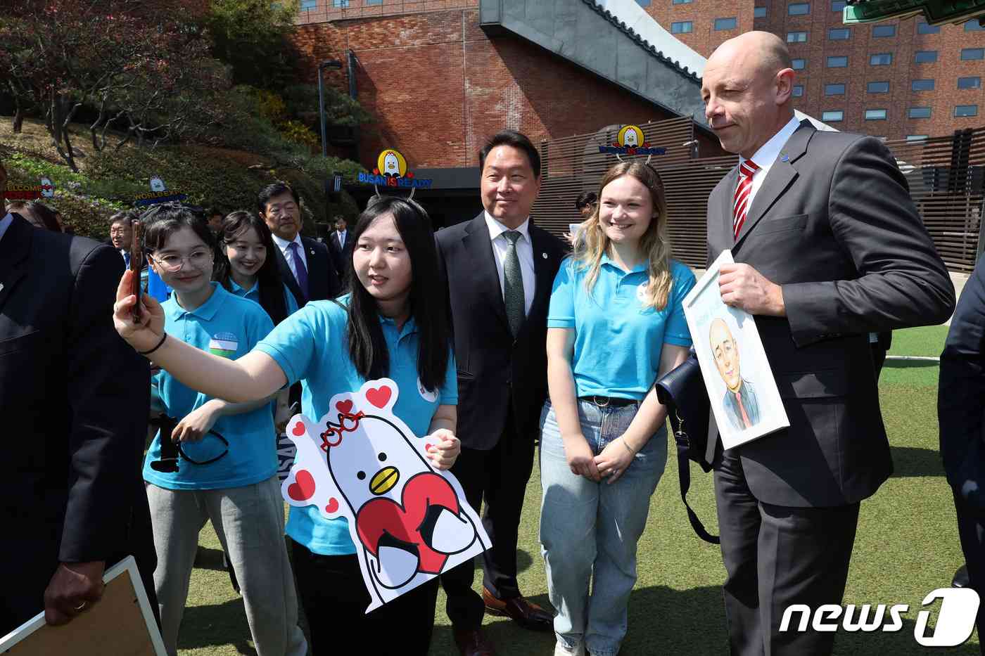 2030세계박람회 개최 후보지인 부산을 실사하기 위해 방한한 국제박람회기구(BIE) 실사단 단장 파트릭 슈페히트 행정예산위원장(오른쪽)이 3일 오전 서울의 한 호텔에서 경제인 오찬 간담회에 참석하기 전 최태원 대한상공회의소 회장, 부산월드엑스포 서포터즈들과 기념촬영을 하고 있다. (공동취재) 2023.4.3/뉴스1 © News1 박지혜 기자