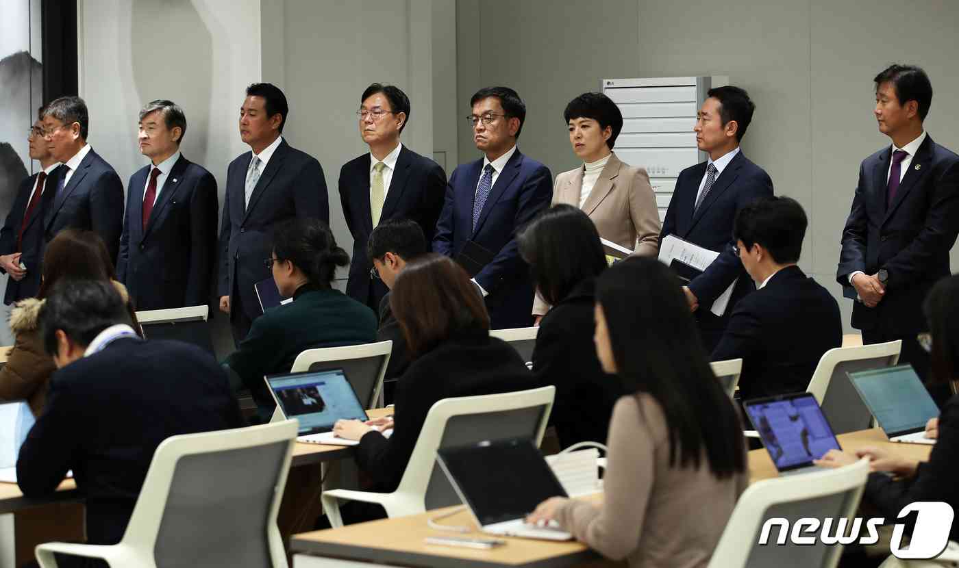 김대기 대통령 비서실장을 비롯한 참모진이 29일 용산 대통령실 청사에서 진행된 윤석열 대통령의 2030 부산세계박람회(엑스포) 유치 무산과 관련한 대국민 담화를 지켜보고 있다. 2023.11.29/뉴스1 © News1 오대일 기자