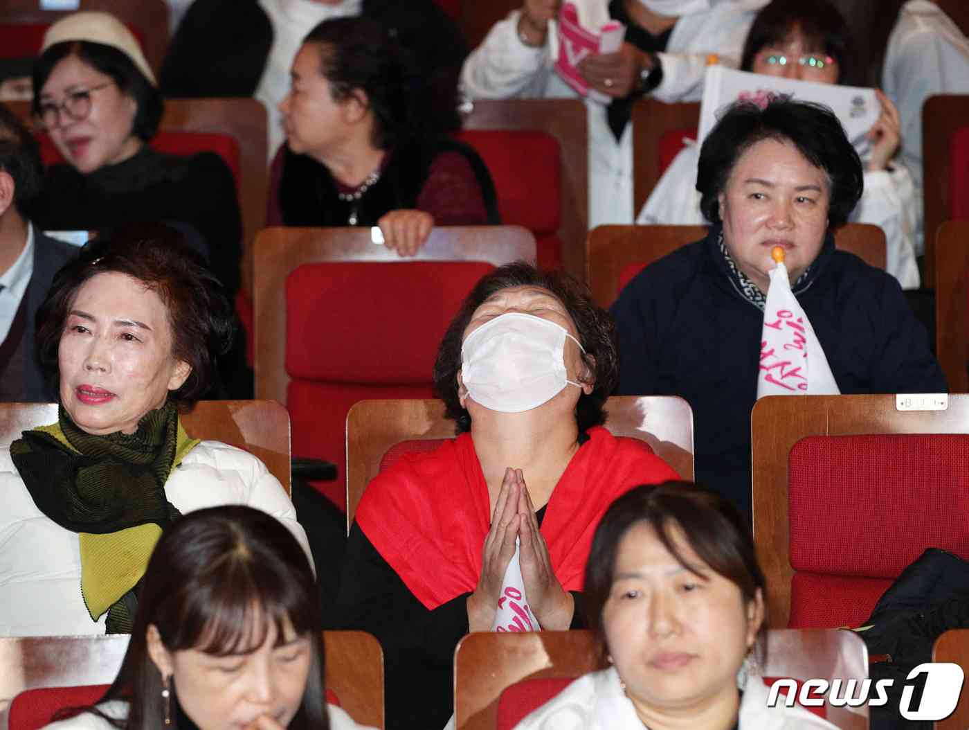 2030세계박람회(엑스포) 개최지 선정 투표가 실시된 29일 새벽 부산 동구 부산시민회관 대극장에서 열린 2030부산세계박람회 성공 유치 시민응원전에서 투표 결과 사우디아라비아 리야드가 엑스포 개최지로 선정되자 시민들이 아쉬워하고 있다. 2023.11.29/뉴스1 © News1 윤일지 기자