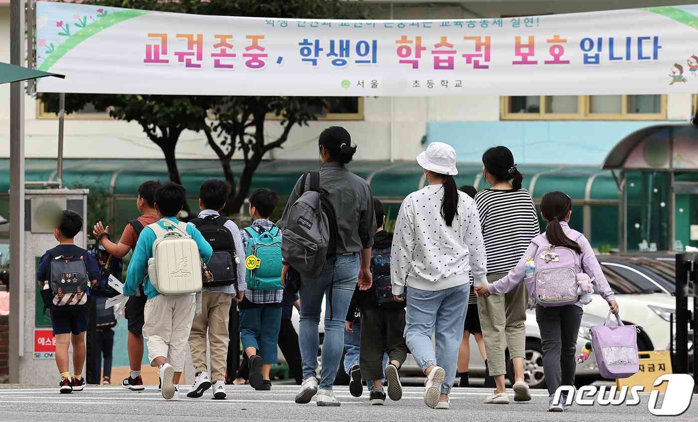 ‘서울의 한 초등학교로 학생들이 등교하고 있다. (사진은 기사 내용과 무관함) / 뉴스1 © News1 김진환 기자