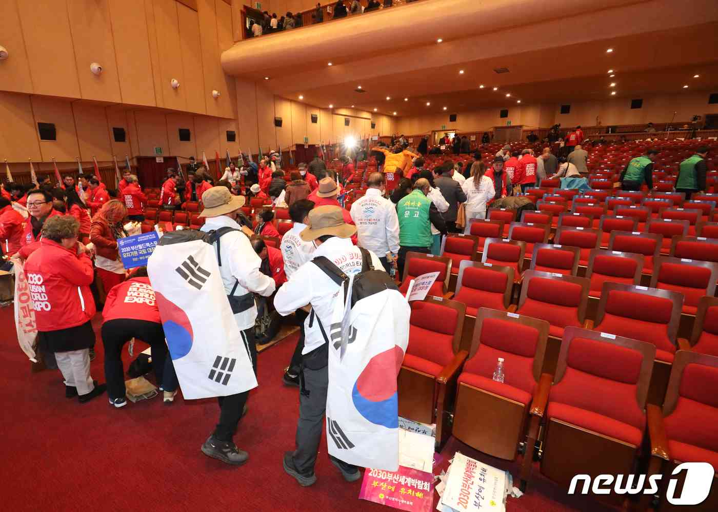 2030세계박람회(엑스포) 개최지 선정 투표가 실시된 29일 새벽 부산 동구 부산시민회관 대극장에서 열린 2030부산세계박람회 성공 유치 시민응원전에서 투표 결과 사우디아라비아 리야드가 엑스포 개최지로 선정되자 시민들이 아쉬워하며 행사장을 나서고 있다. 2023.11.29/뉴스1 © News1 윤일지 기자