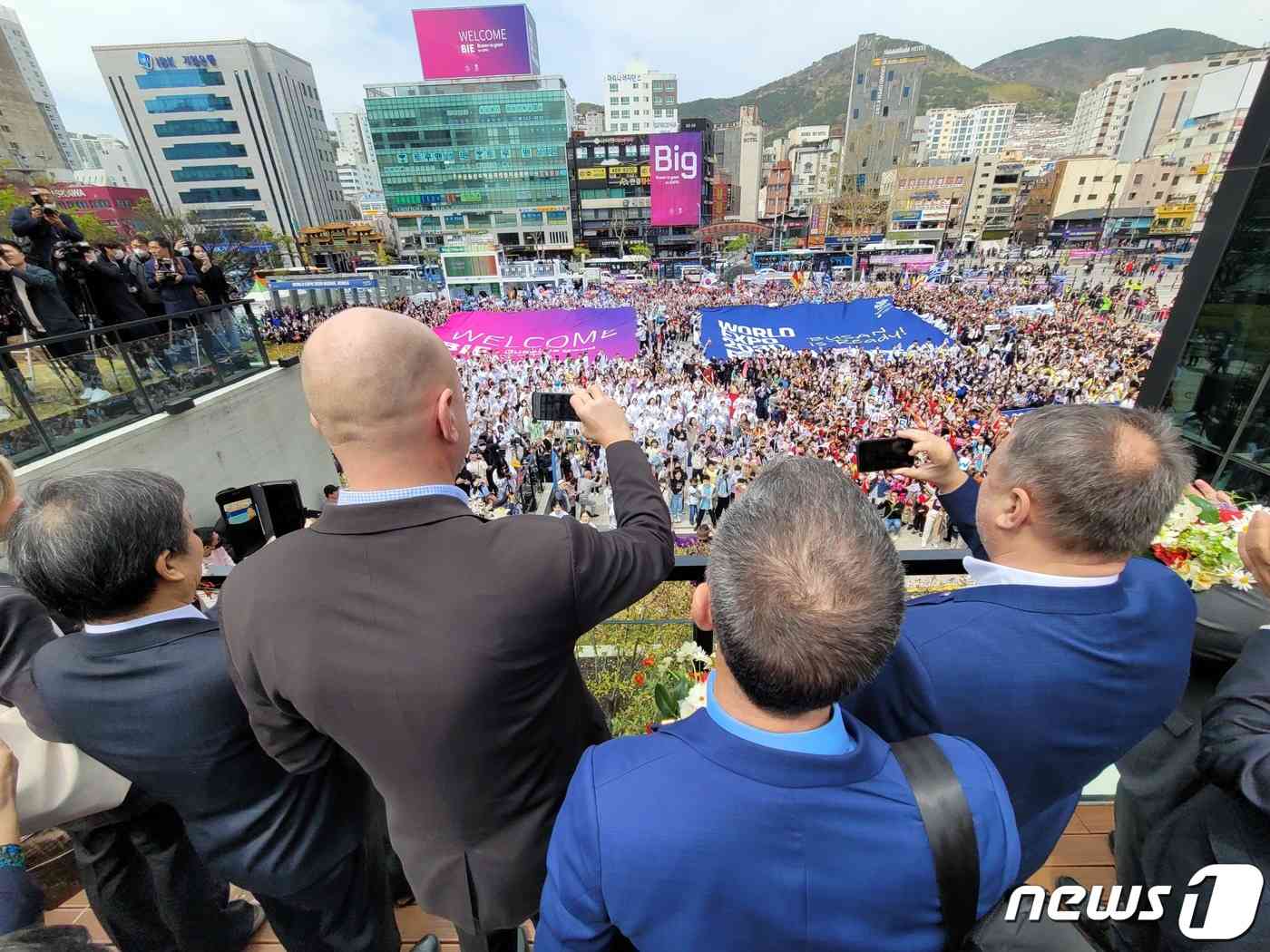 파트릭 슈페이트 국제박람회기구(BIE) 실사단장을 비롯한 실사단이 4일 부산역에 도착해 시민들의 환영 행사를 스마트폰 카메라에 담고 있다. 203.4.3/뉴스1 © News1 조아서 기자