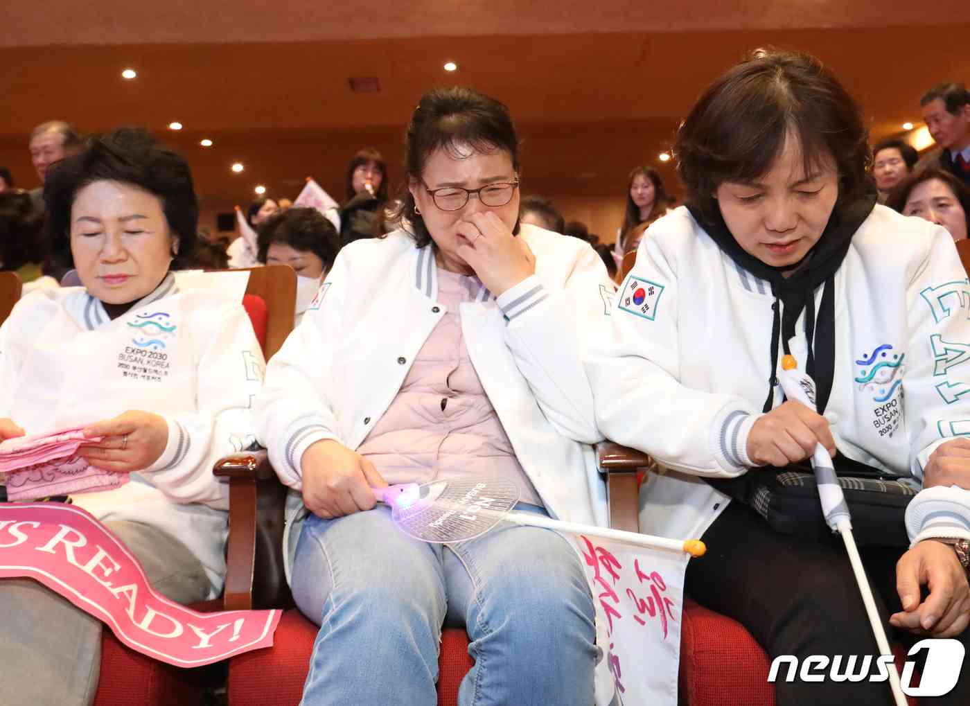 2030세계박람회(엑스포) 개최지 선정 투표가 실시된 29일 새벽 부산 동구 부산시민회관 대극장에서 열린 2030부산세계박람회 성공 유치 시민응원전에서 투표 결과 사우디아라비아 리야드가 엑스포 개최지로 선정되자 시민들이 아쉬워하고 있다. 2023.11.29/뉴스1 © News1 윤일지 기자