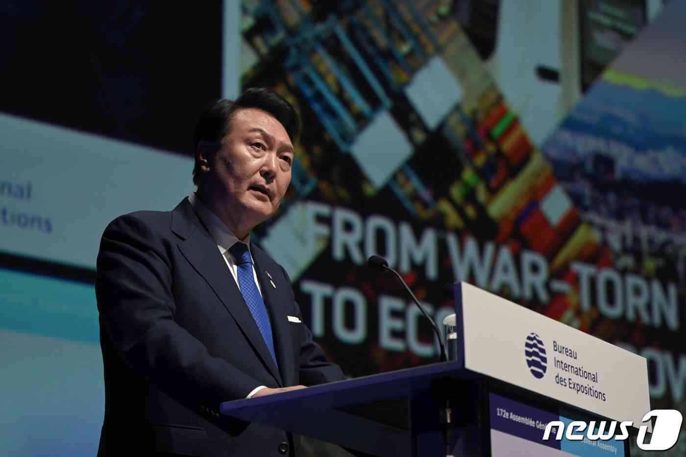 윤석열 대통령이 20일 오후(현지시간) 프랑스 이시레물리노에서 열린 제172차 국제박람회기구(BIE) 총회에서 부산엑스포(2030부산세계박람회) 유치를 위해 4차 경쟁 프레젠테이션(PT)를 하고 있다. (대통령실 제공) 2023.6.21/뉴스1 © News1 안은나 기자