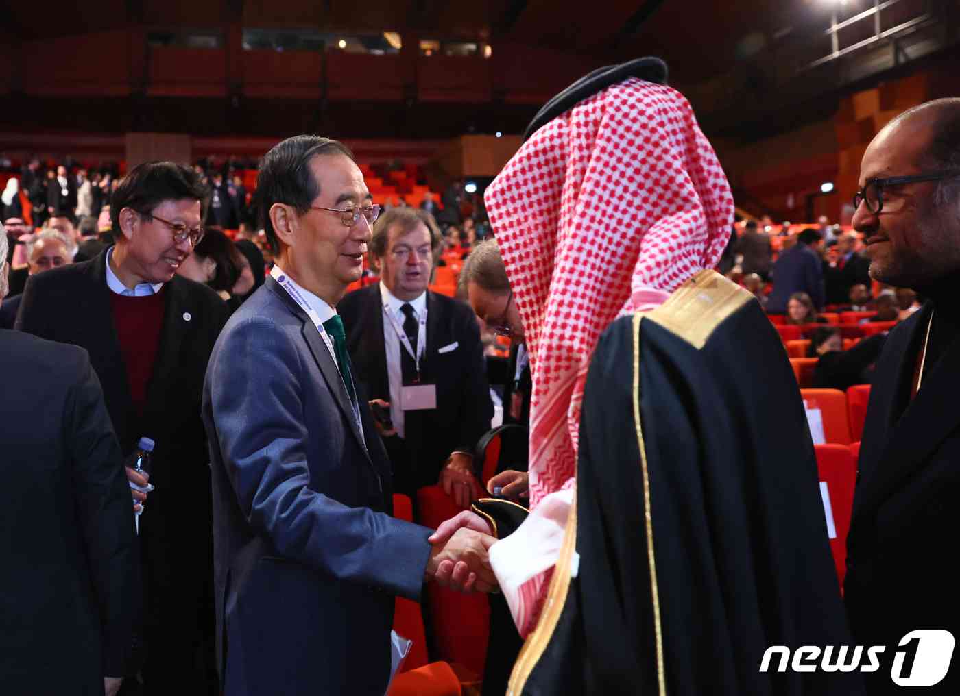 한덕수 국무총리가 28일 오후(현지시간) 프랑스 파리 남부 외곽 이시레물리노 지역의 ‘르 팔레 데 콩크레 디시(Le Palais des Congrés d’Issy)’에서 열린 국제박람회기구(BIE) 제173차 총회 최종 프레젠테이션에서 유치 경쟁국 간 설명회를 마친 뒤 사우디측 관계자와 인사를 나누고 있다. (국무총리실 제공) 2023.11.29/뉴스1 © News1 이준성 기자