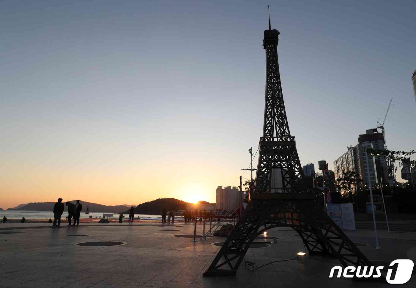 2030세계박람회(엑스포) 개최지 선정을 위한 제173차 국제박람회기구(BIE) 총회를 앞둔 28일 오후 부산 해운대해수욕장에 설치된 에펠탑 조형물 뒤로 해가 저물고 있다. 엑스포 개최지 선정 최종 투표 결과는 한국시간으로 29일 0시30분께 나올 것으로 예상된다. 2023.11.28/뉴스1 © News1 윤일지 기자