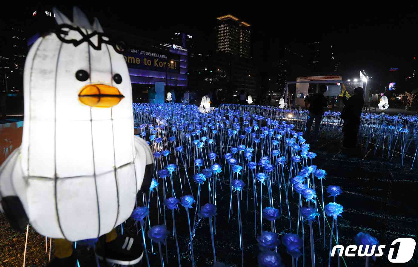 30일 오후 서울 종로구 광화문광장에서 열린 '광화에서 빛; 나이다'를 찾은 시민들이 불 밝힌 LED 장미를 살펴보고 있다. 이번 행사는 세계 3대 메가이벤트인 월드엑스포 유치 한국 실사를 앞두고 대한민국 국민들의 엑스포 유치 열망을 국내외에 알리기 위해 마련됐다. 행사 타이틀인 ‘광화에서 빛;나이다’는 역대 엑스포 상징물들을 빛나는 조형물로 구현하여 보여준다는 의미와 2030세계박람회 부산 유치를 기원하는 ‘비나이다’라는 중의적 의미를 담고 있다. 2023.3.30/뉴스1 © News1 김진환 기자