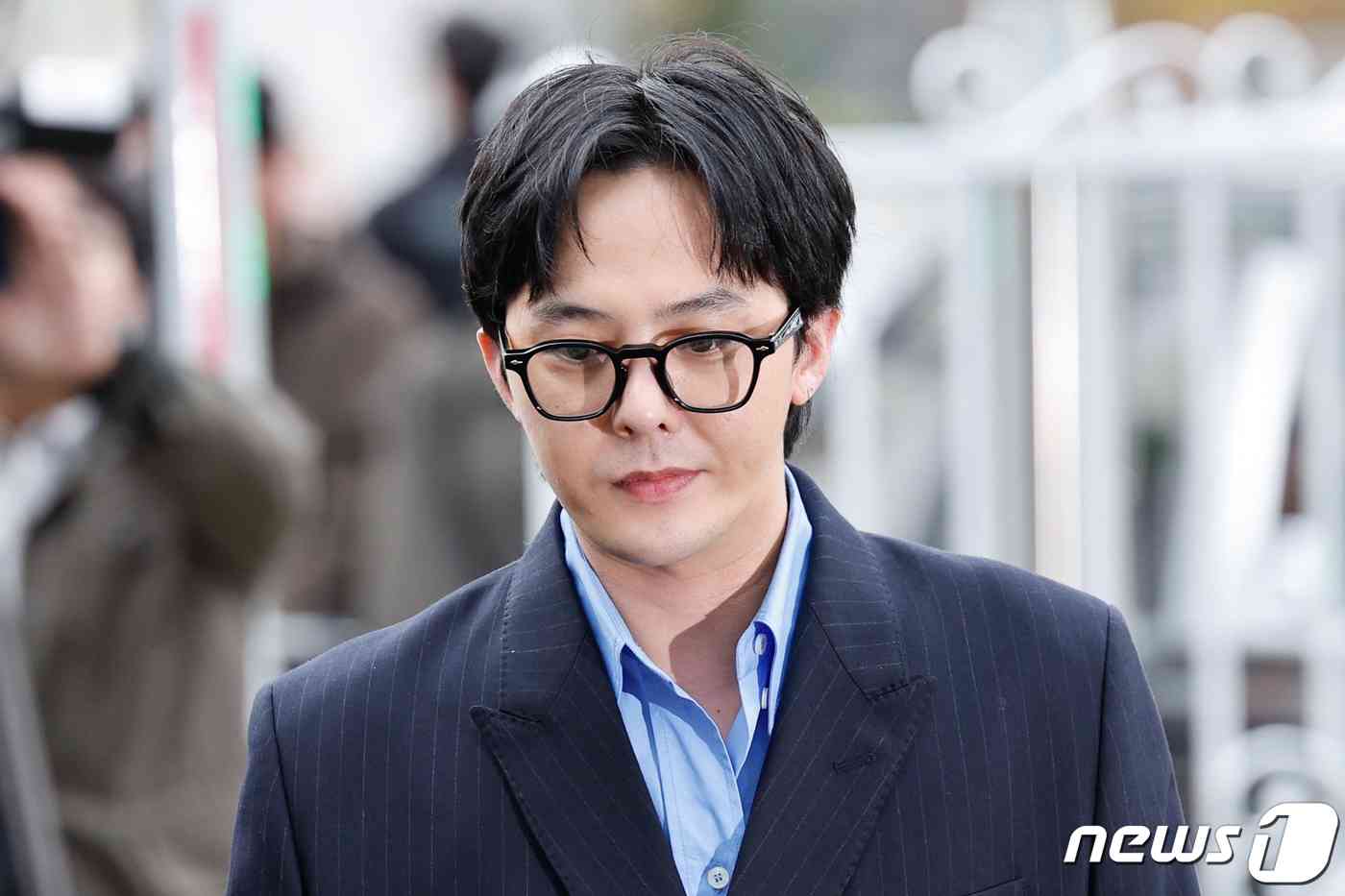 가수 지드래곤(본명 권지용·35)이 6일 '강남 유흥업소발 마약사건' 연루 의혹과 관련, 소환 조사를 받기 위해 인천 논현경찰서에 출석하고 있다. 2023.11.6/뉴스1 © News1 안은나 기자