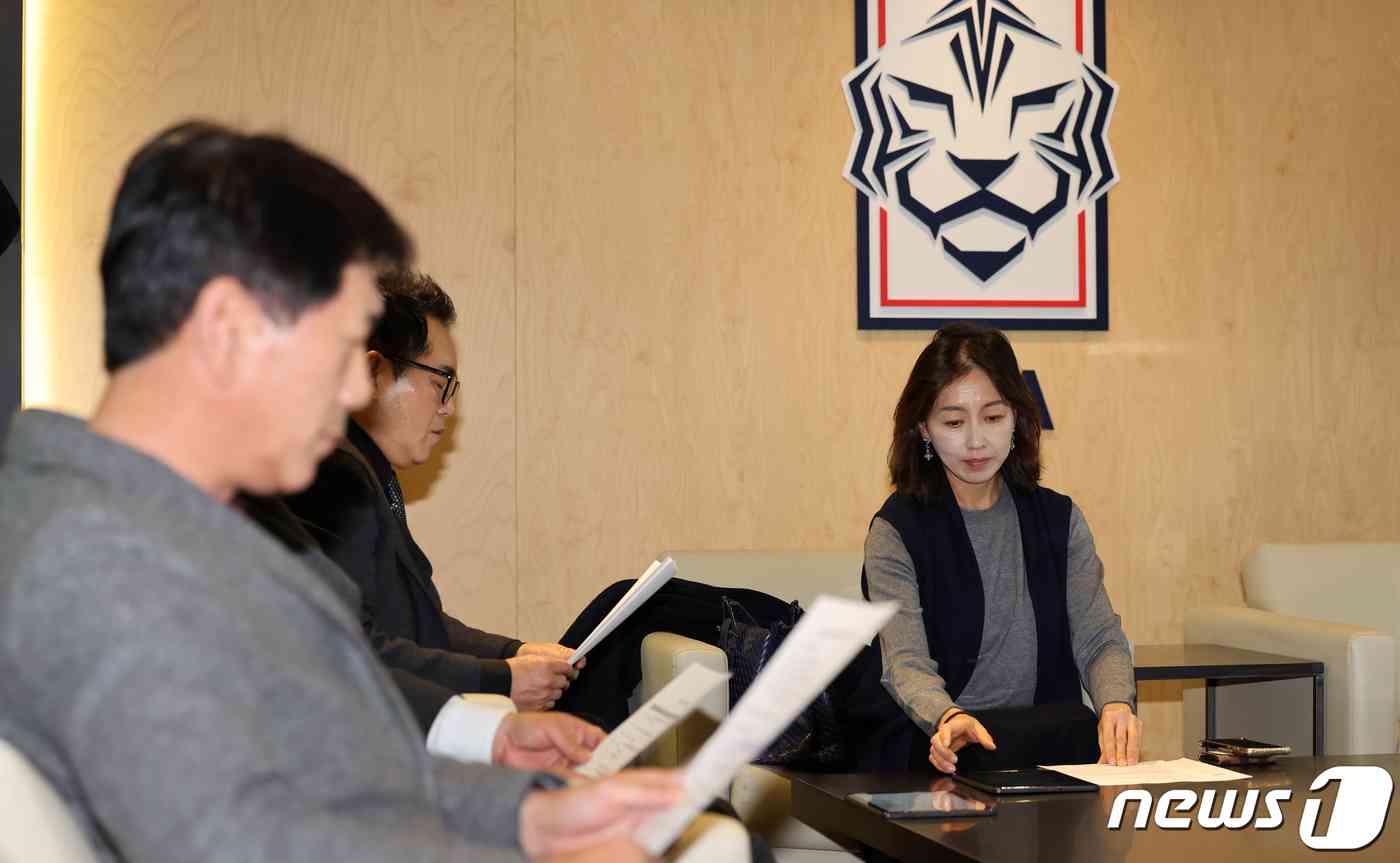 이윤남 대한축구협회 윤리위원장이 28일 오후 서울 종로구 대한축구협회 회의실에서 '불법 촬영 혐의'로 경찰 수사를 받고 있는 축구 국가대표 선수 황의조의 향후 대표팀 차출 및 국가대표 자격 유지에 대한 논의 기구 회의에 참석해 자료를 살펴보고 있다. 2023.11.28/뉴스1 © News1 김성진 기자