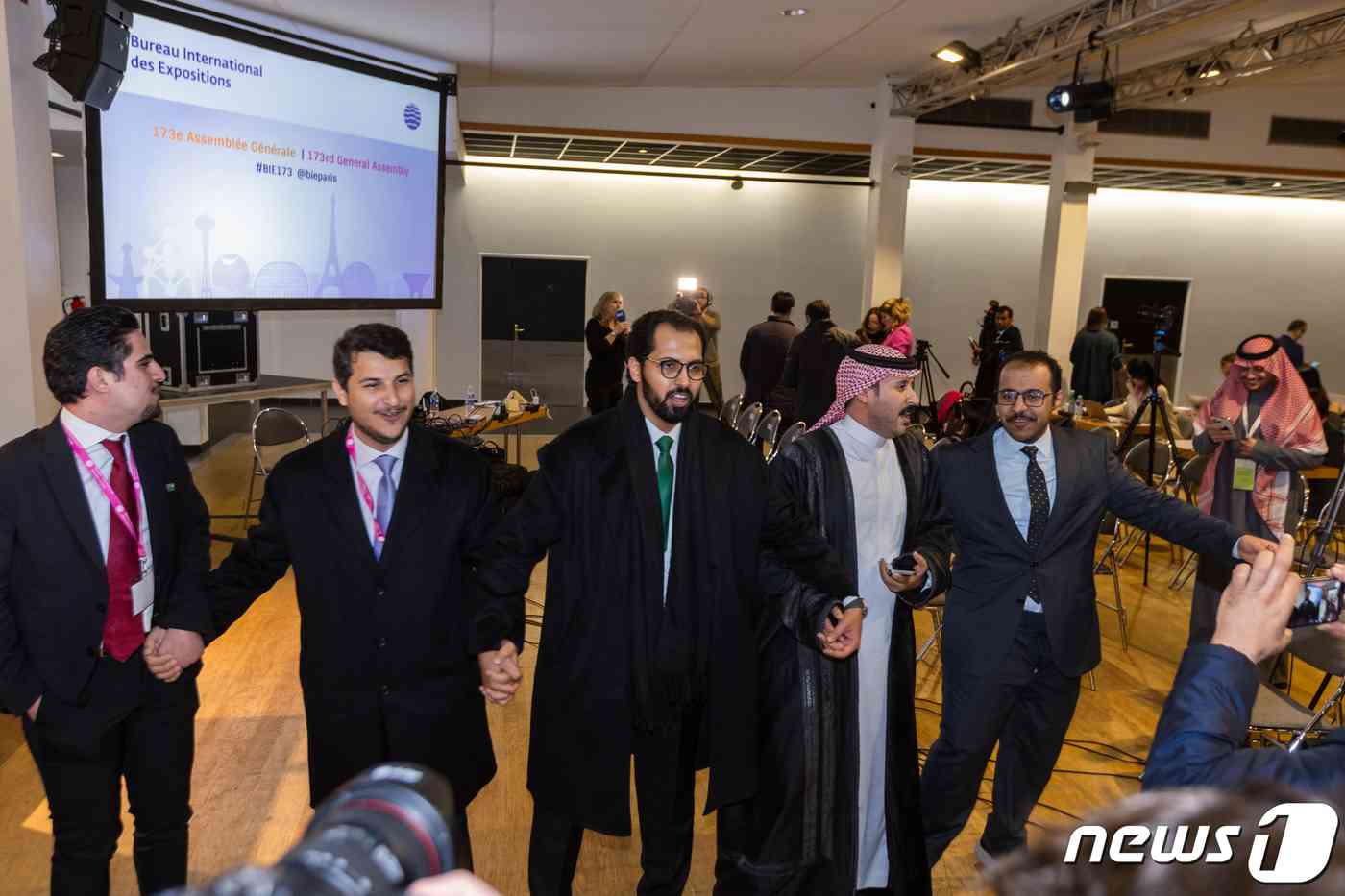 28일 오후(현지시간) 프랑스 파리 르 팔레 데 콩크레 디시(Le Palais des Congrés d’Issy)에서 열린 '국제박람회기구(BIE) 제173차 총회'에서 사우디아라비아 측 관계자들이 2030 세계박람회(엑스포) 개최지로 사우디 리야드가 선정되자 기뻐하고 있다. 2023.11.29/뉴스1 © News1 이준성 기자