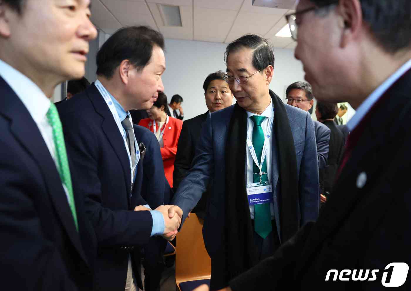 한덕수 국무총리가 28일 오후(현지시간) 국제박람회기구(BIE) 제173차 총회가 열리고 있는 프랑스 파리 남부 외곽의 ‘르 팔레 데 콩크레 디시(Le Palais des Congrés d’Issy)’에서 2030 세계 엑스포 개최지 선정 투표 결과 부산이 탈락하자 자리에서 일어나 대표단과 인사를 나누고 있다. (국무총리실 제공) 2023.11.29/뉴스1 © News1 이준성 기자