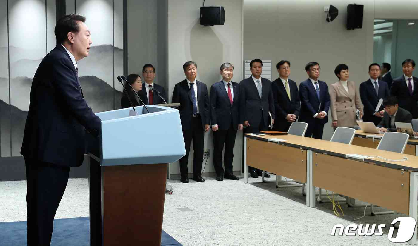 윤석열 대통령이 29일 용산 대통령실 청사 브리핑룸에서 김대기 비서실장을 비롯한 참모들이 지켜보는 가운데 2030 부산세계박람회(엑스포) 유치 무산과 관련한 대국민 메시지를 발표하고 있다. 2023.11.29/뉴스1 © News1 오대일 기자