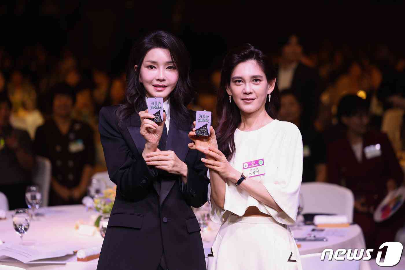 김건희 여사와 이부진 호텔신라 사장이 4일 오후 서울 중구 신라호텔에서 열린 '제2회 여성기업주간 개막식'에 참석해 'BUSAN IS READY', 'HIP KOREA' 문구가 있는 2030 부산엑스포 키링을 들며 엑스포 유치를 응원하고 있다. (대통령실 제공) 2023.7.4/뉴스1 © News1 안은나 기자