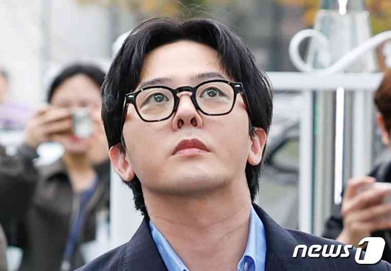 가수 지드래곤(본명 권지용·35)이 6일 '강남 유흥업소발 마약사건' 연루 의혹과 관련, 소환 조사를 받기 위해 인천 논현경찰서에 출석하며 취재진 질문을 듣고 있다. 2023.11.6/뉴스1 © News1 안은나 기자