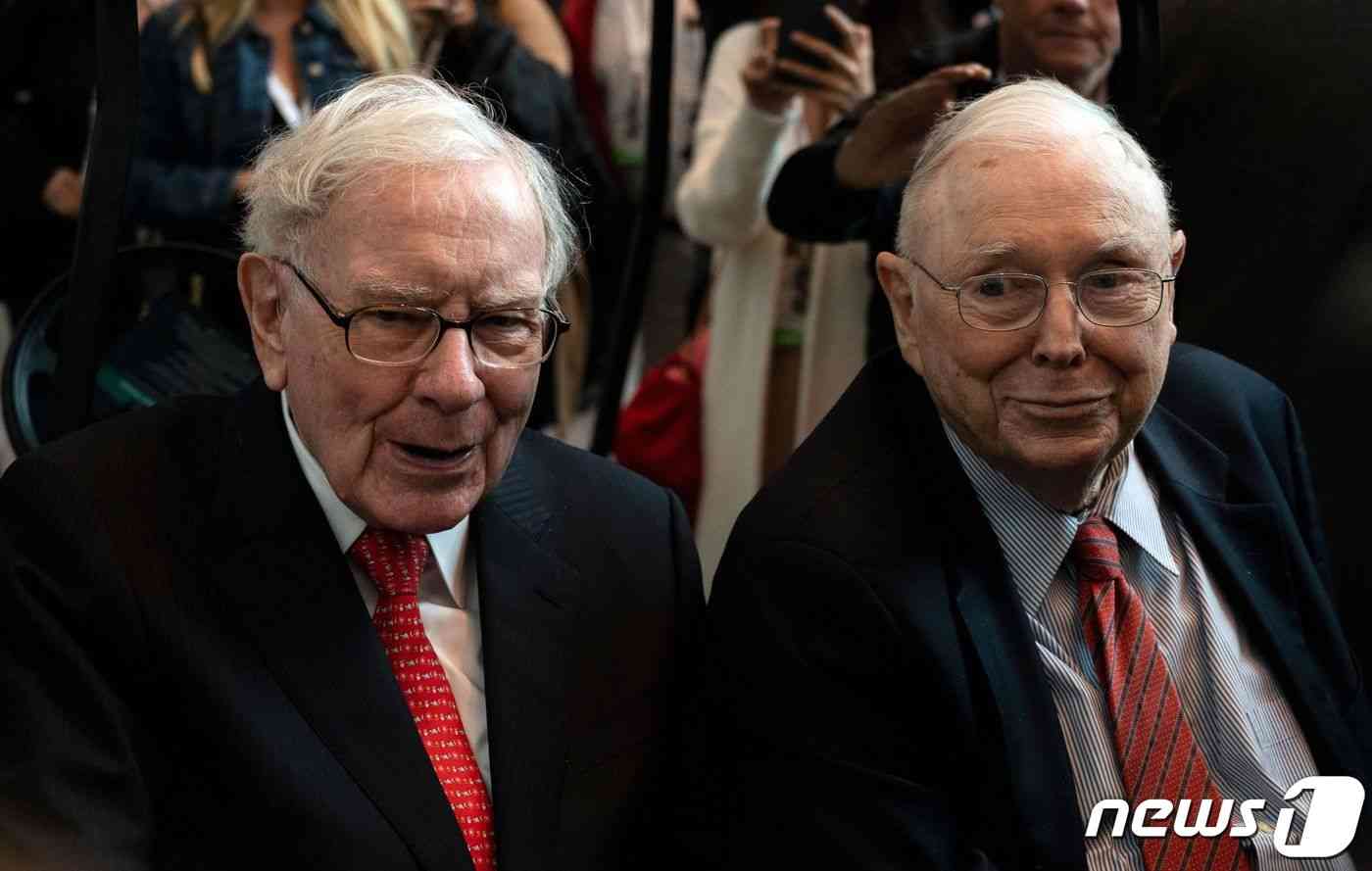 버크셔해서웨이 회장 워런 버핏(왼쪽)과 버크셔 부회장인 찰리 멍거가 2019년 5월 오마하에서 열린 주주총회에 참석중이다. © AFP=뉴스1