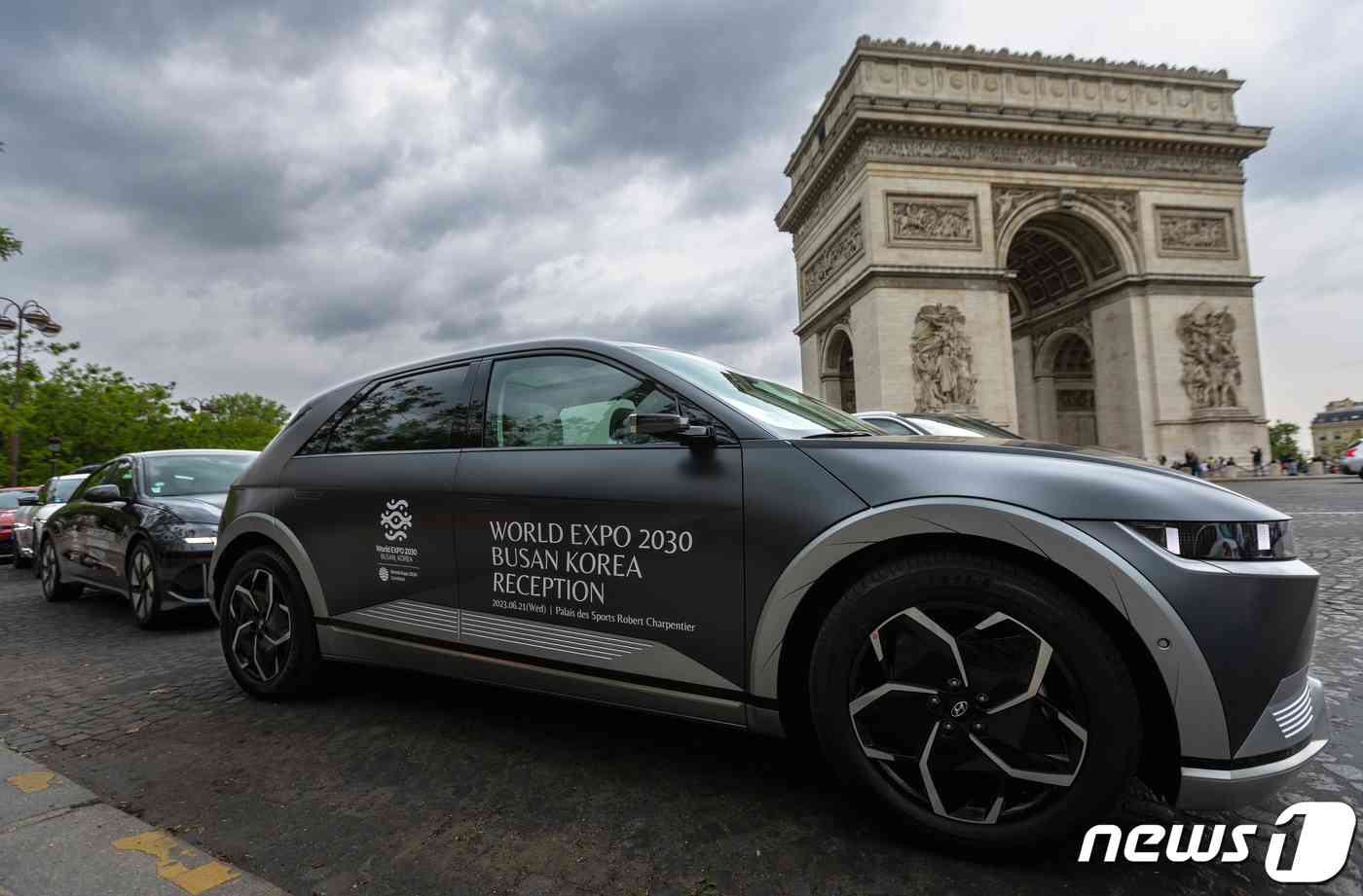 프랑스 파리에서 열리는 제172회 국제박람회기구(BIE) 총회를 하루 앞둔 19일 오후(현지시간) 2030 부산세계박람회(엑스포) 유치 지원 문구를 부착한 현대차그룹의 전기차들이 파리 개선문을 지나고 있다. 2023.6.20/뉴스1 © News1 이준성 기자