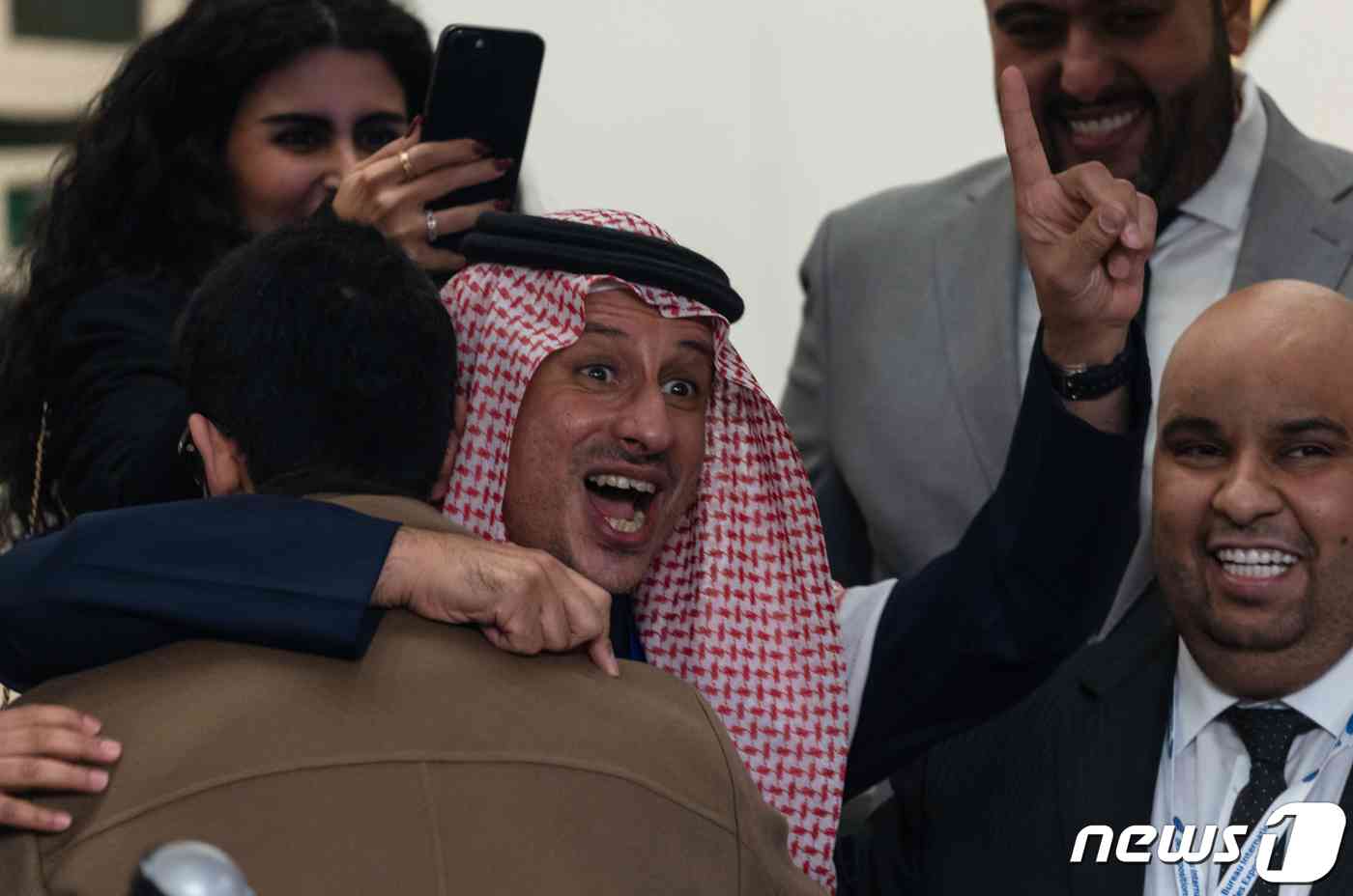 28일 오후(현지시간) 프랑스 파리 르 팔레 데 콩크레 디시(Le Palais des Congrés d’Issy)에서 열린 '국제박람회기구(BIE) 제173차 총회'에서 사우디아라비아 측 관계자들이 2030 세계박람회(엑스포) 개최지로 사우디 리야드가 선정되자 기뻐하고 있다. 2023.11.29/뉴스1 © News1 이준성 기자