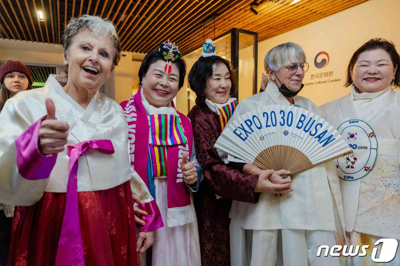 2030년 세계박람회(엑스포) 개최지가 선정될 국제박람회기구(BIE) 제173차 총회를 하루 앞둔 지난 27일(현지시간) 프랑스 파리 주프랑스한국문화원에서 열린 2030 부산세계박람회 유치기원행사에서 시민들이 한복 체험을 하고 있다. 2023.11.27/뉴스1 © News1 이준성 기자