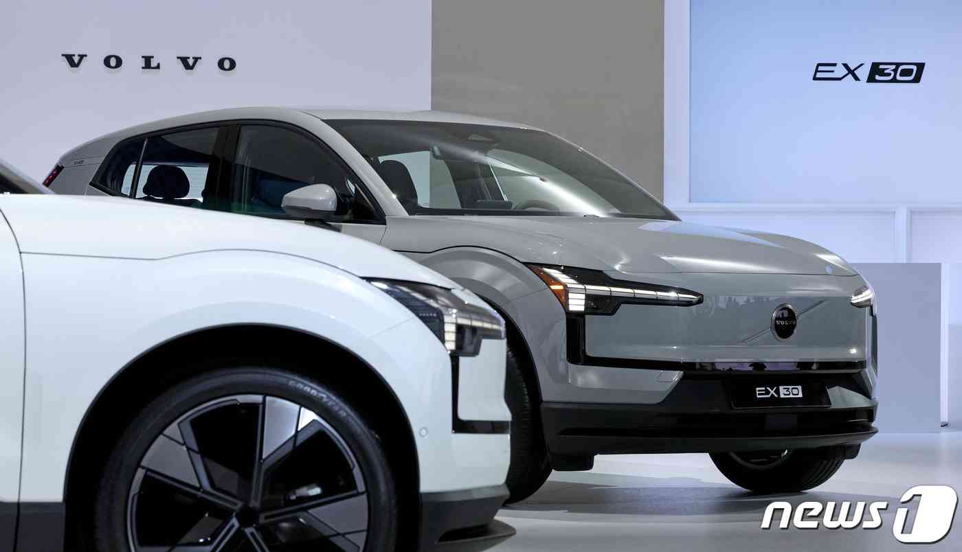 28일 오전 서울 중구 동대문디자인플라자에서 볼보자동차코리아의 순수 전기 SUV 'EX30'가 공개되고 있다. 볼보 EX30은 후륜 기반 전기차로 1회 충전 시 최대 475km(WLTP 기준)까지 주행 가능하다. 2023.11.28/뉴스1 © News1 장수영 기자