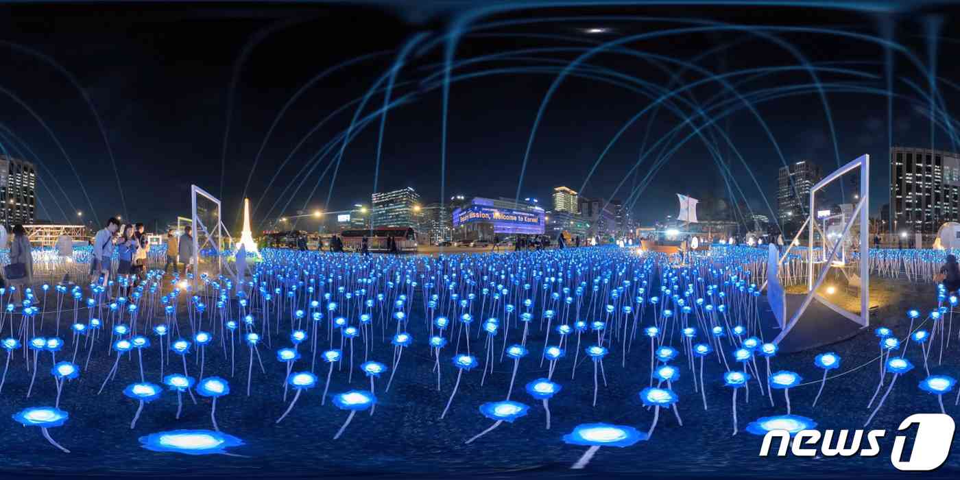 30일 오후 서울 종로구 광화문광장에서 열린 '광화에서 빛; 나이다'에서 화려한 조명이 빛나고 있다. 이번 행사는 세계 3대 메가이벤트인 월드엑스포 유치 한국 실사를 앞두고 대한민국 국민들의 엑스포 유치 열망을 국내외에 알리기 위해 마련됐다. 행사 타이틀인 ‘광화에서 빛;나이다’는 역대 엑스포 상징물들을 빛나는 조형물로 구현하여 보여준다는 의미와 2030세계박람회 부산 유치를 기원하는 ‘비나이다’라는 중의적 의미를 담고 있다. 2023.3.30/뉴스1 © News1 김진환 기자