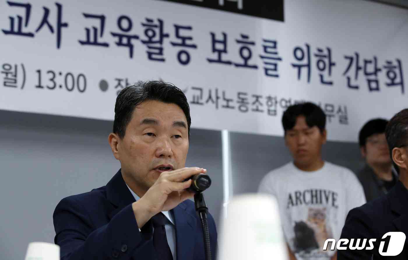 이주호 부총리 겸 교육부 장관이 교사 교육활동 보호를 위한 간담회에서 모두 발언을 하고 있다. /뉴스1 © News1 박정호 기자