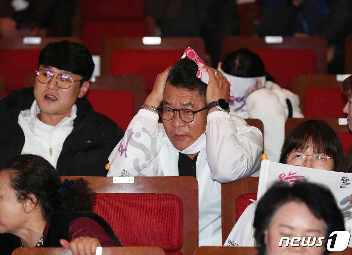 2030세계박람회(엑스포) 개최지 선정 투표가 실시된 29일 새벽 부산 동구 부산시민회관 대극장에서 열린 2030부산세계박람회 성공 유치 시민응원전에서 투표 결과 사우디아라비아 리야드가 엑스포 개최지로 선정되자 시민들이 아쉬워하고 있다. 2023.11.29/뉴스1 © News1 윤일지 기자