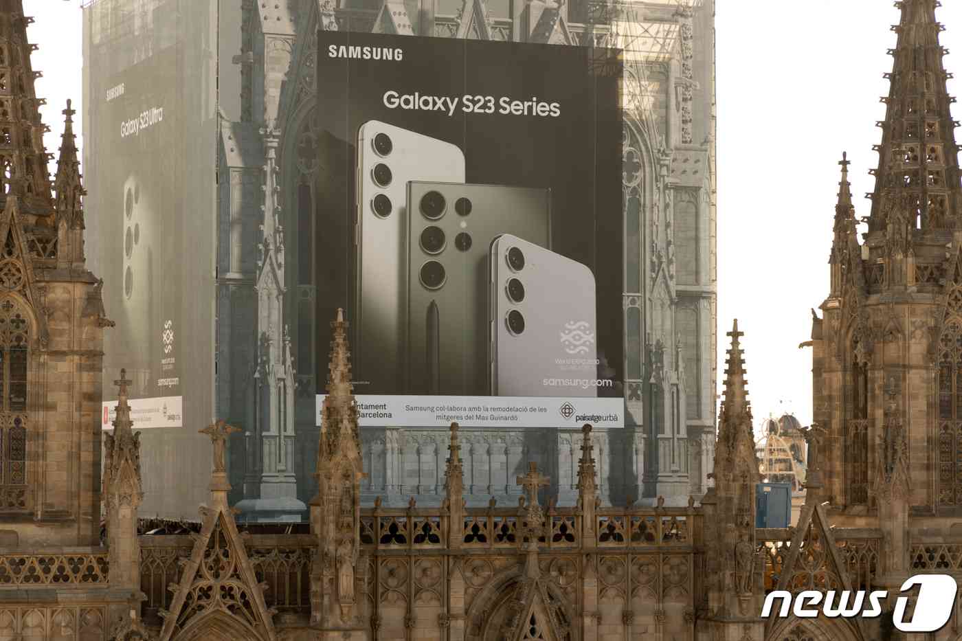 삼성전자가 오는 3월 2일까지 스페인 바르셀로나에서 열리는 '모바일 월드 콩그레스(MWC) 2023'에서 '부산세계박람회(엑스포)' 유치 활동을 하고 있다고 27일 밝혔다. 사진은 삼성전자가 바르셀로나 대성당 외벽에 마련된 갤럭시 옥외 광고에 '2030 부산엑스포' 로고를 포함하고 박람회 유치 활동을 알리는 모습. (삼성전자 제공) 2023.2.27/뉴스1