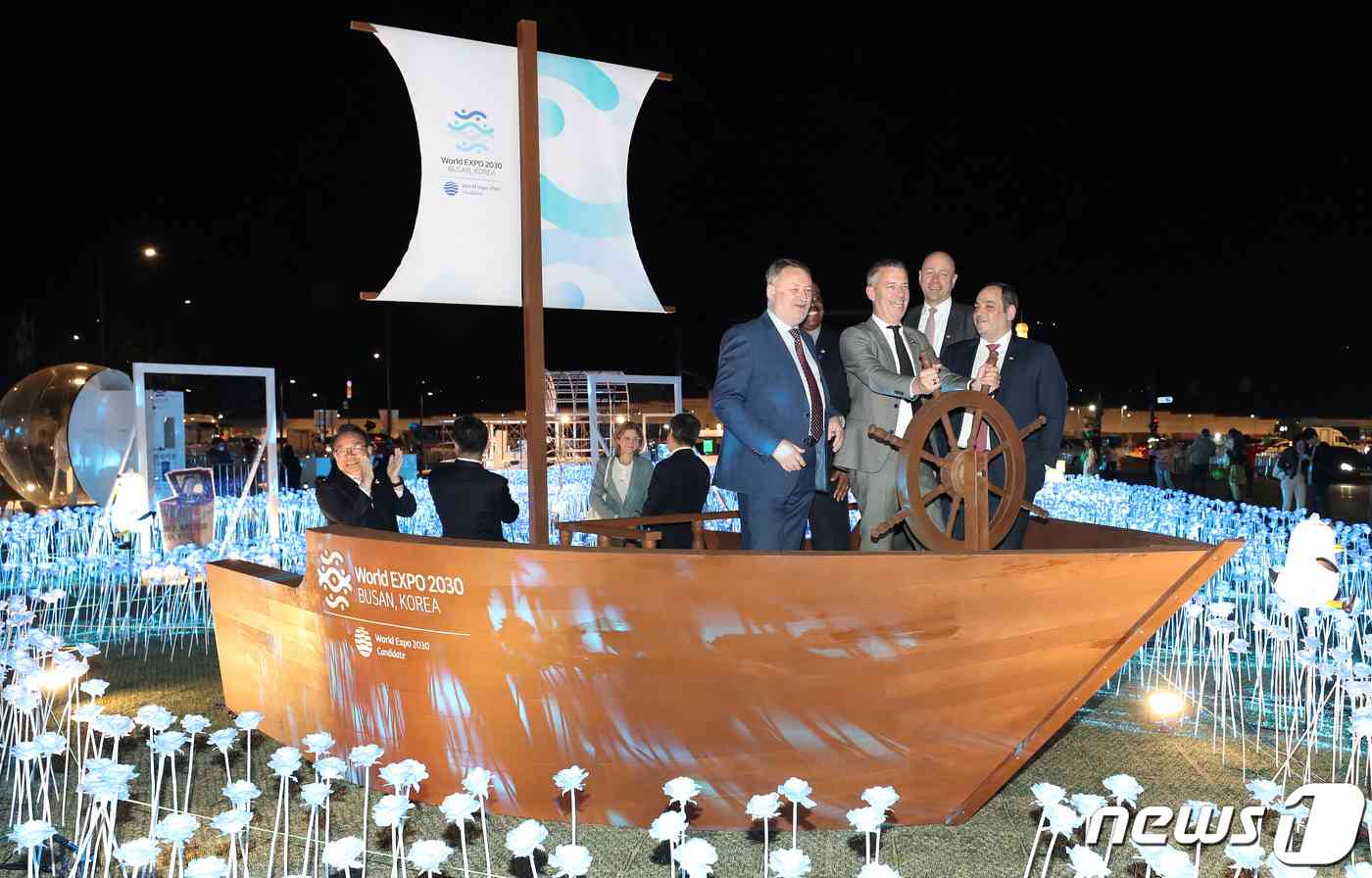 국제박람회기구(BIE) 실사단 단장인 파트릭 슈페히트 행정예산위원장(오른쪽 두번째)이 3일 오후 서울 광화문광장을 방문해 2030부산세계엑스포 유치 기원 부스 '광화에서 빛나이다'를 살펴보고 있다. 2023.4.3/뉴스1 © News1 박세연 기자