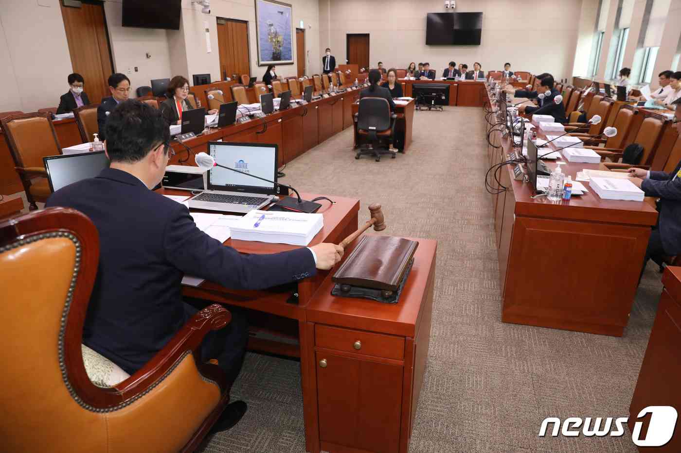 김한정 국회 산자위 소위원장이 24일 오후 서울 여의도 국회에서 산업통상자원중소벤처기업위원회 산업통상자원특허소위원회를 주재하고 있다. 이날 산자위 소위는 고준위 방사성폐기물 관련 입법과 미래자동차 산업을 육성하기 위한 ‘미래자동차 산업 전환 촉진 및 육성에 관한 특별법안’ 심사를 한다. 2023.5.24/뉴스1 © News1 송원영 기자