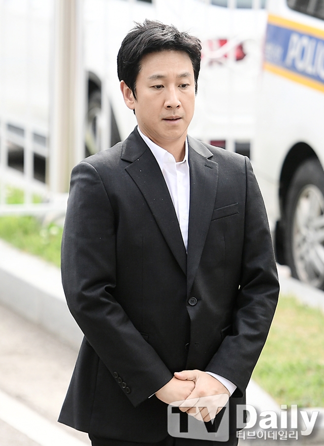 경찰 소환 조사에 출석한 이선균