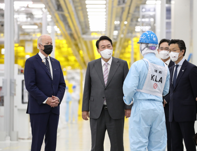 수십조 쌓아놨다던 보조금은 다 어디에…美 반도체 지원 이상 기류에 '비상' [biz-플러스]