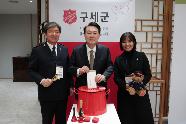 尹, 14개 기부·나눔 단체 초청…“박애 정신은 민주주의의 기초”