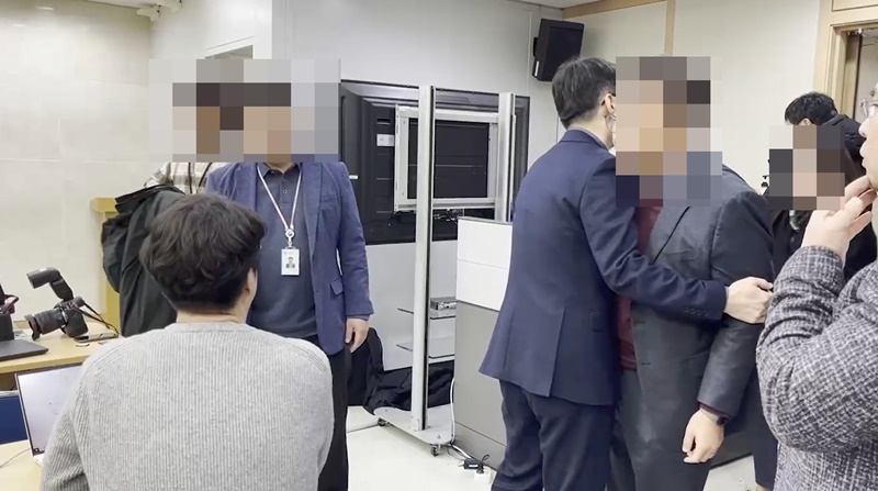 ▲ 12월1일, 이동관 전 방통위원장 직속의 오명진 정책연구위원과 문재웅 보좌관이 이동관 전 위원장에게 질문한 기자를 찾아와 소리치고 있는 모습.