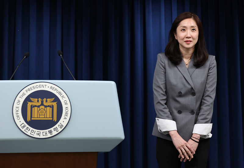 ▲ 신임 대통령실 대변인에 임명된 김수경 통일비서관이 12월3일 서울 용산 대통령실 청사에서 임명 소감을 밝히기에 앞서 인사하고 있다. ⓒ 연합뉴스