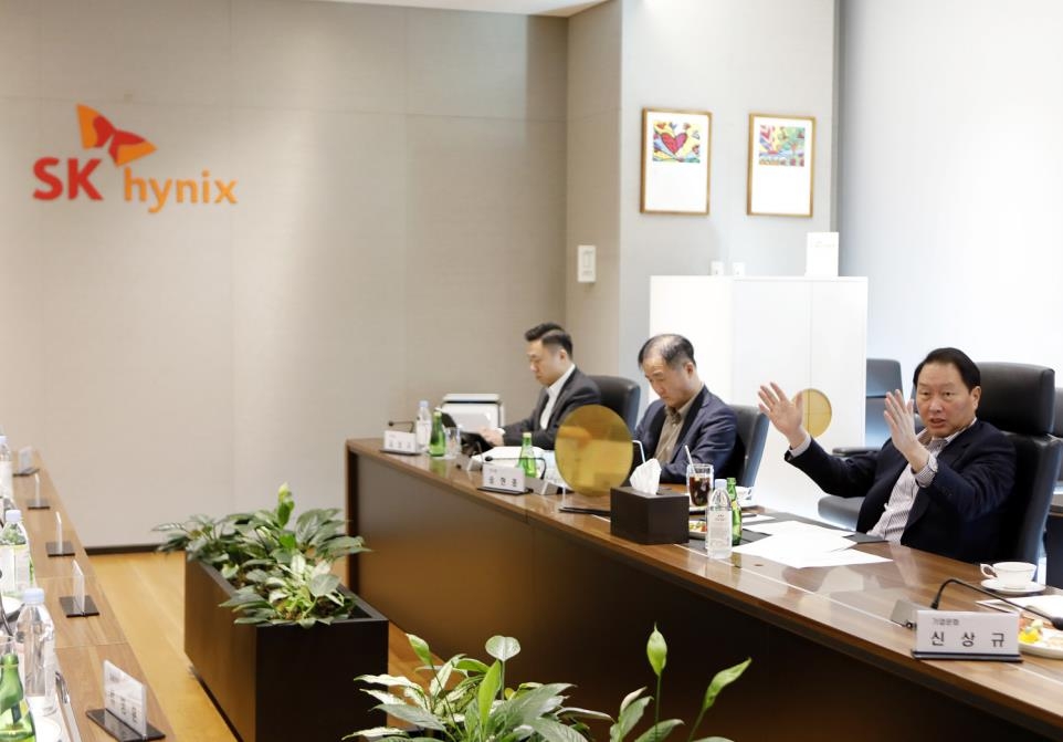 SK하이닉스 이천캠퍼스 찾은 최태원 회장