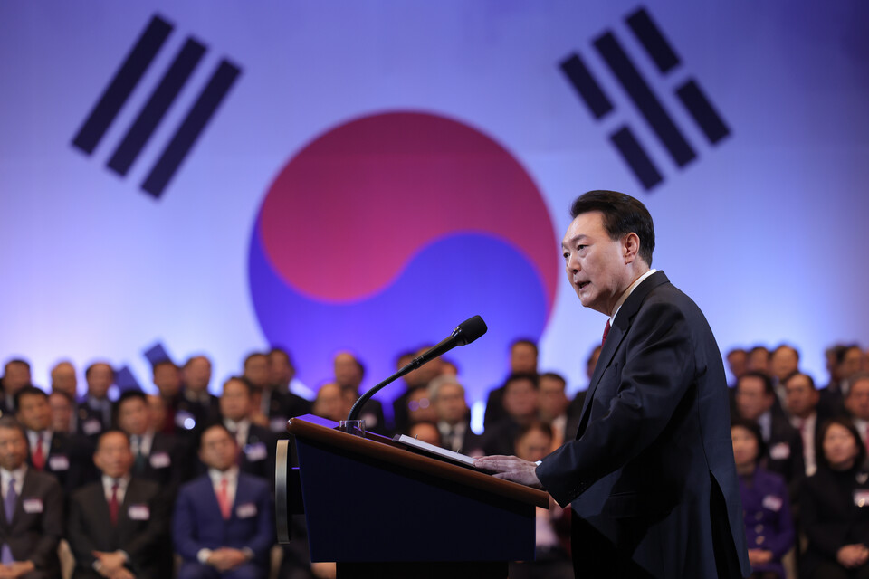 윤석열 대통령이 2일 서울 영등포구 중소기업중앙회에서 진행된 2024년 경제계 신년인사회에서 발언하고 있다. [사진제공=뉴시스]<br>