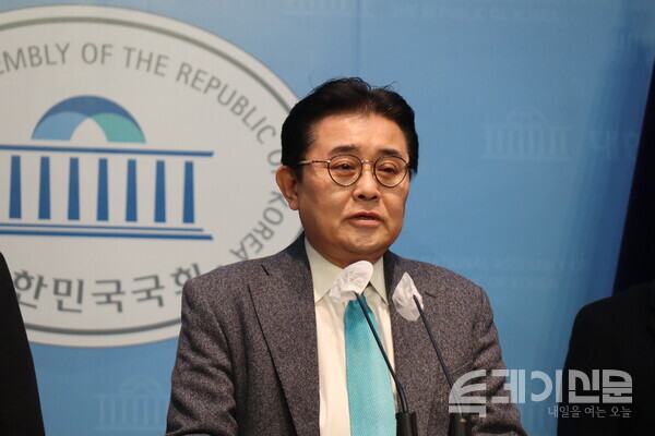 청와대 전병헌 전 정무수석이 25일 오전 서울 여의도 국회에서 더불어민주당 탈당 선언 기자회견을 하고 있다. ⓒ투데이신문<br>