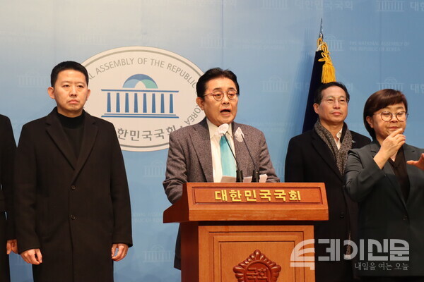 청와대 전병헌 전 정무수석과 전·현직 구의원을 비롯한 당원들이 25일 오전 서울 여의도 국회에서 더불어민주당 탈당 선언 기자회견을 하고 있다. ⓒ투데이신문<br>